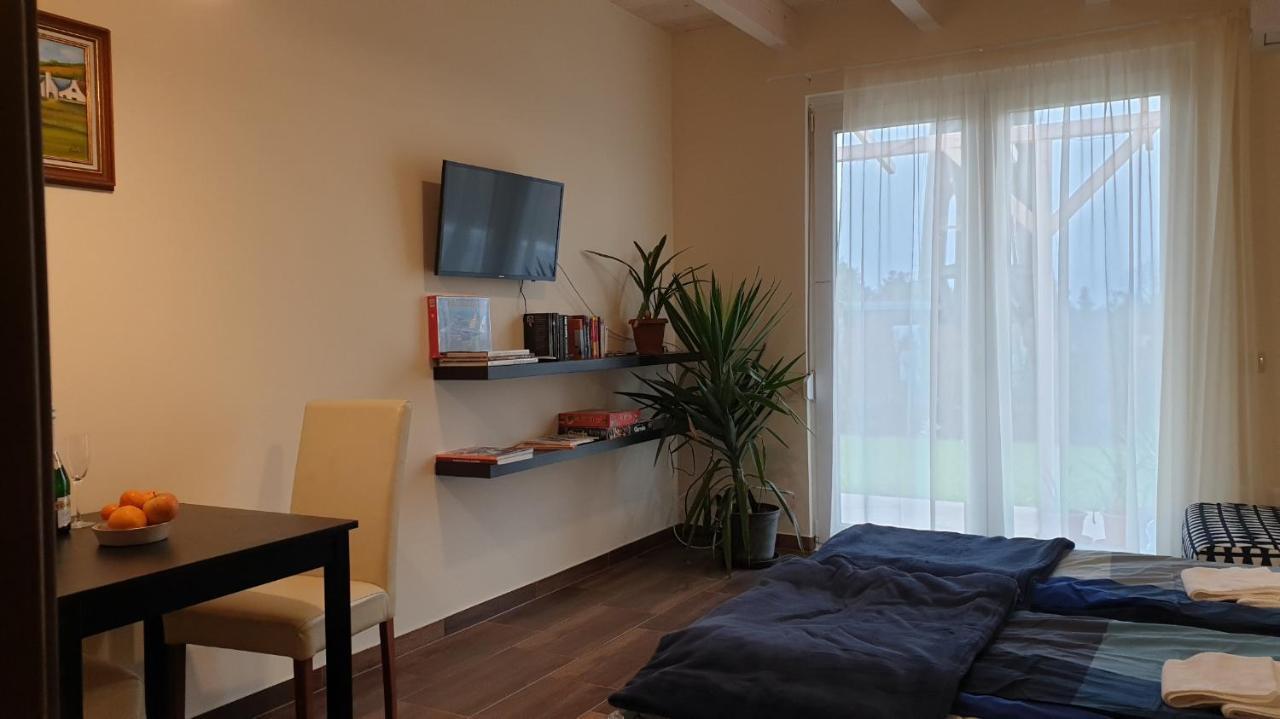 Buzavirag Apartmanhaz Balatonakali Dış mekan fotoğraf